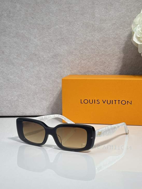 Picture of Louis Vuitton Sunglasses _SKUfw79761607fw